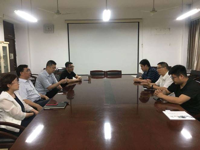 裝飾公司總工姜樹仁及設(shè)計(jì)所負(fù)責(zé)人與山東建筑大學(xué)藝術(shù)學(xué)院院長(zhǎng)（左起）薛院長(zhǎng)，副院長(zhǎng)陳院長(zhǎng)，藝術(shù)學(xué)院黨委書記倪院長(zhǎng)，黨委副書記李院長(zhǎng)。召開校企聯(lián)合交流會(huì)。