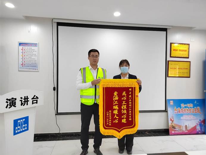 墻上貼了宣傳海報(bào)描述已自動生成